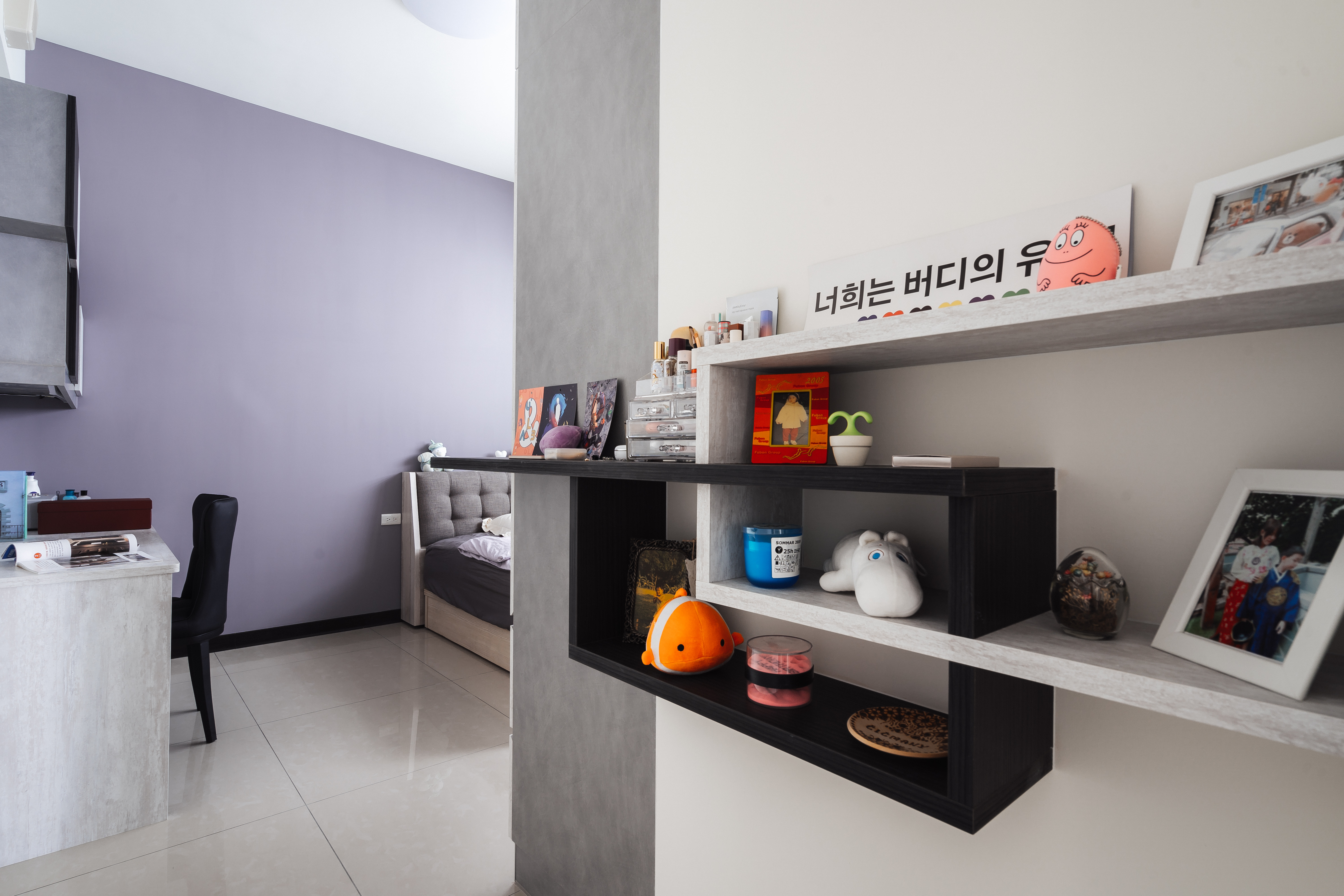 台北輕奢風客廳設計以藍灰色牆面營造沉穩質感